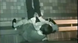 ماں کے ساتھ سفید کے درمیان خود کو چھوتی ہے اور ذوق اس کی بلی