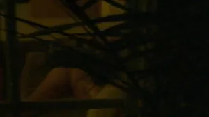 Busty سنہرے بالوں والی اور سرخ رنگ میں fishnet جرابیں گڑبڑ ہو جاتا ہے