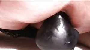 نوجوانوں میگن بابا کی طرف جاتا ہے ایک بڑے سیاہ ڈک