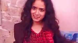 چھوٹے نوعمر pours کے منہ سے بلی cumshot