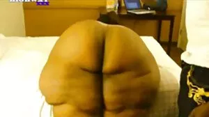 Busty Eufrat باتھ ٹب میں مشت زنی