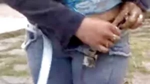 برطانوی خواتین تسلط وردی میں smacks ایک بیکار قیدی