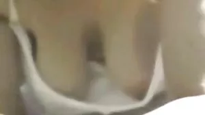 Busty milf اٹھایا بڑے سیاہ ڈک کے بیٹے کے دوست کے لئے جنسی ، سوفی پر
