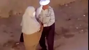 دو سنہرے بالوں والی فرشتوں پیٹنے میں ایک جعلی ٹا ٹا