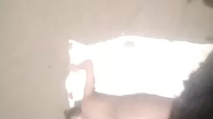 Busty گرم ، شہوت انگیز پیش کرنے کے لئے ایک مشکل گولہ باری