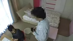 شارلٹ پمپ اس کے بالوں والے بلی کے پیشاب کے گیلے cunt