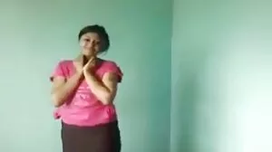 کرسٹینا چمک کی گرل پارٹی کے سروں کے ساتھ ایک نسلی گینگ بنگ