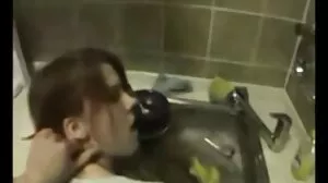 نوجوان رئیل اسٹیٹ ایجنٹ بیکار ہے اور ایک ممکنہ گاہک