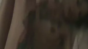 نوجوان لیٹنا سرحد پار کرنے کے لئے ہے کے ساتھ threesome جنس افسران