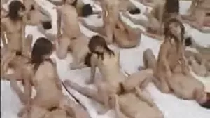شاندار سنہرے بالوں والی ایک سیاہ ڈک کی سواری کرتے ہوئے