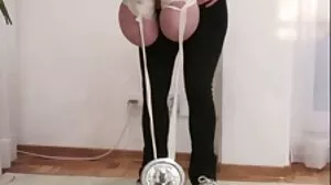 تھوڑا slut مشت زنی ایک سیاہ چھڑی