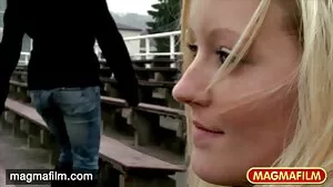 سنہرے بالوں والی MILF کرنے کی کوشش کرتا ہے سے لطف اندوز لنڈ پیسے کے لئے